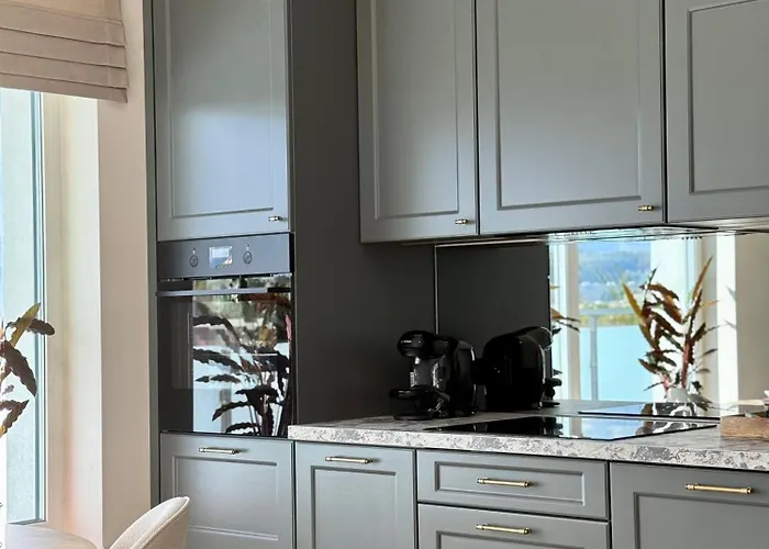 Charlotte 2-parking Free